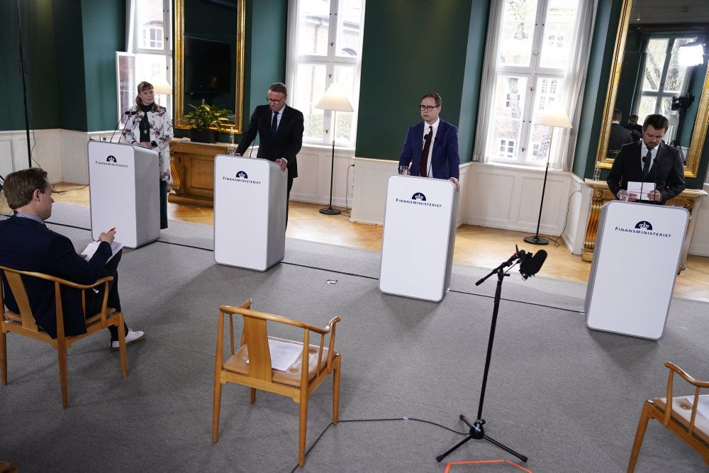 - Vi er lykkedes med at holde smittetallet nede og økonomien oppe, og derfor står Danmark et stærkere sted end landene omkring os, siger finansminister Nicolai Wammen (S) på et pressemøde.