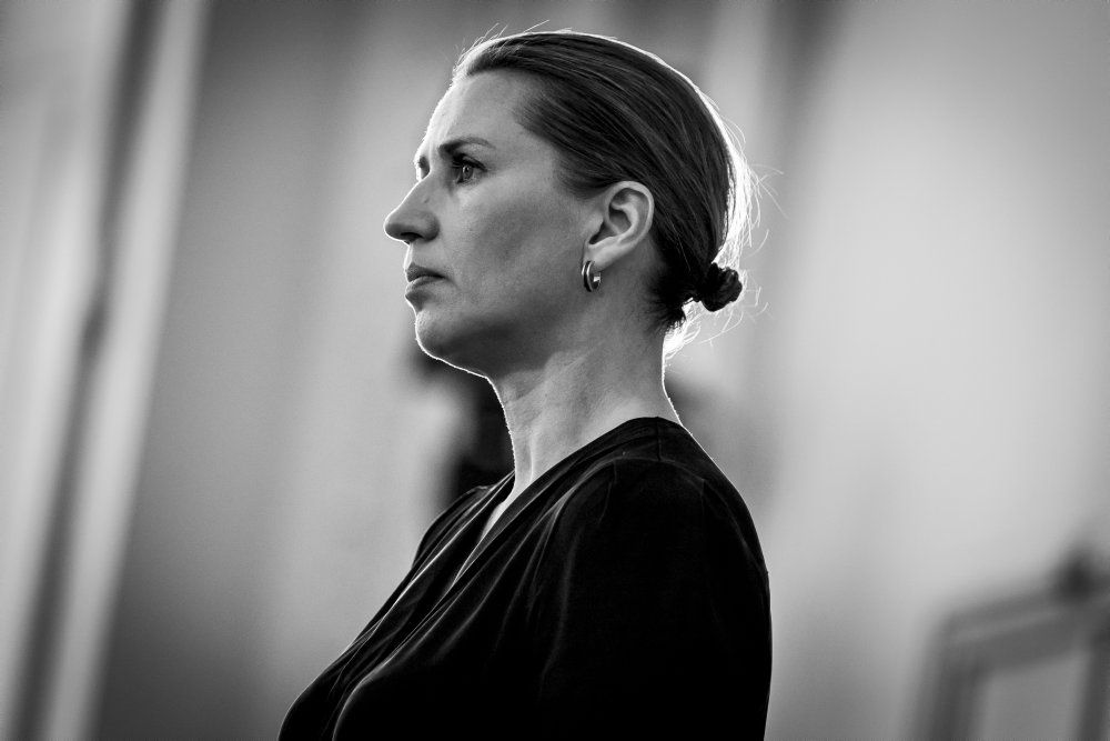 Statsminister Mette Frederiksen (S) afviser at ændre regeringens politik, selv om dele af baglandet ikke støtter den.