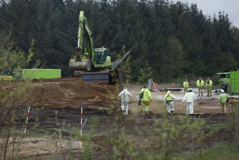 De indledende øvelser med at opgrave de omkring 13.300 ton aflivede mink er begyndt med en prøveopgravning ved Nørre Felding.