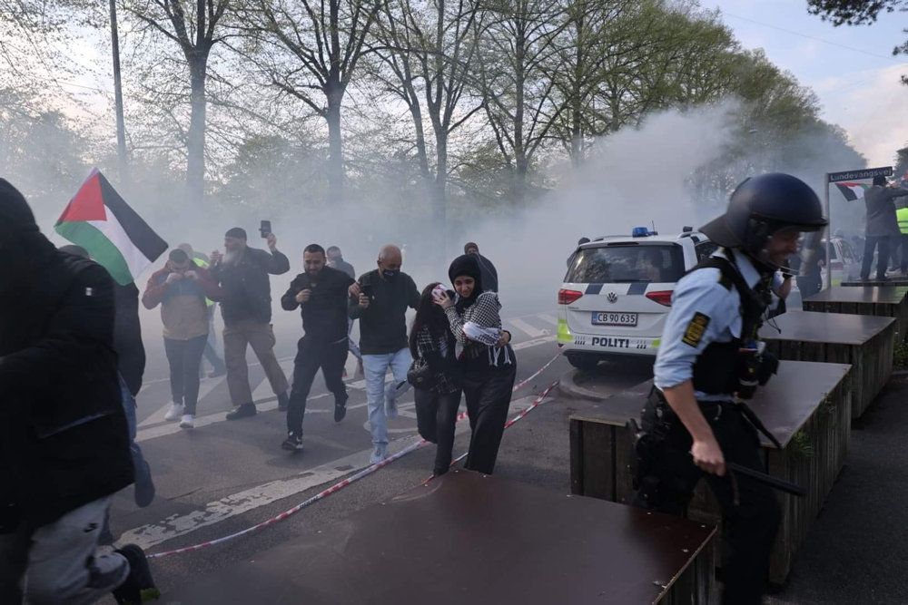 Det endte med et stort sammenstød mellem politiet og demonstranterne uden for den israelske ambassade i det nordlige København fredag.