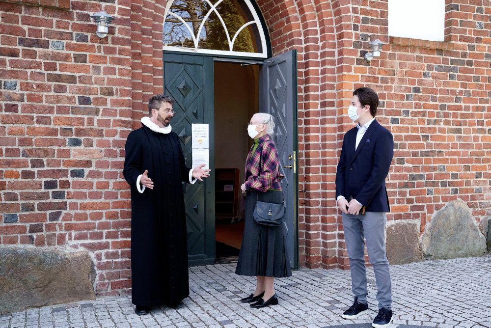 Den 25. april var prins Christian og dronningen til gudstjeneste uden fællessang, men med altergang i Asminderød Kirke som en del af prinsens konfirmationsforberedelse. Det var sognepræst Simon A. Drigsdahl, der forestod gudstjenesten.