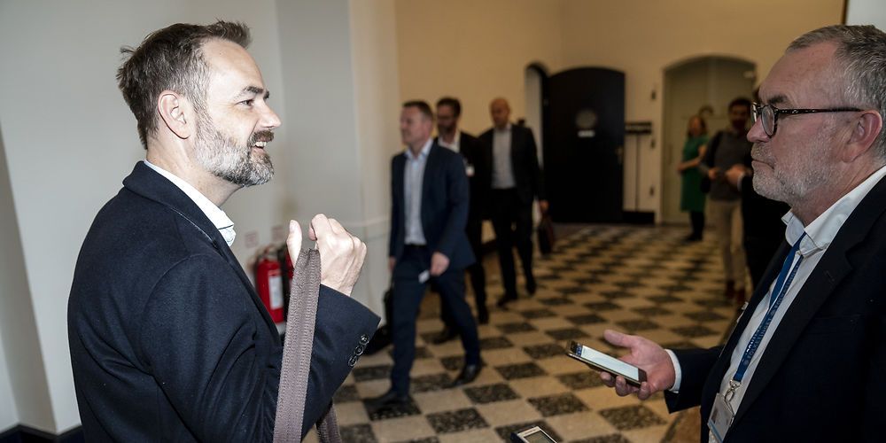 KL-formand Jacob Bundsgaard (t.v.) ankom tirsdag til sættemødet i økonomiforhandlingerne mellem regeringen og KL med krav om, at pengene fra regeringen skal følge forventningerne til servicen. Derfor bliver der i år stor fokus på tekstdelen af aftalen, forudser chefredaktør Arne Ullum (t.h.).