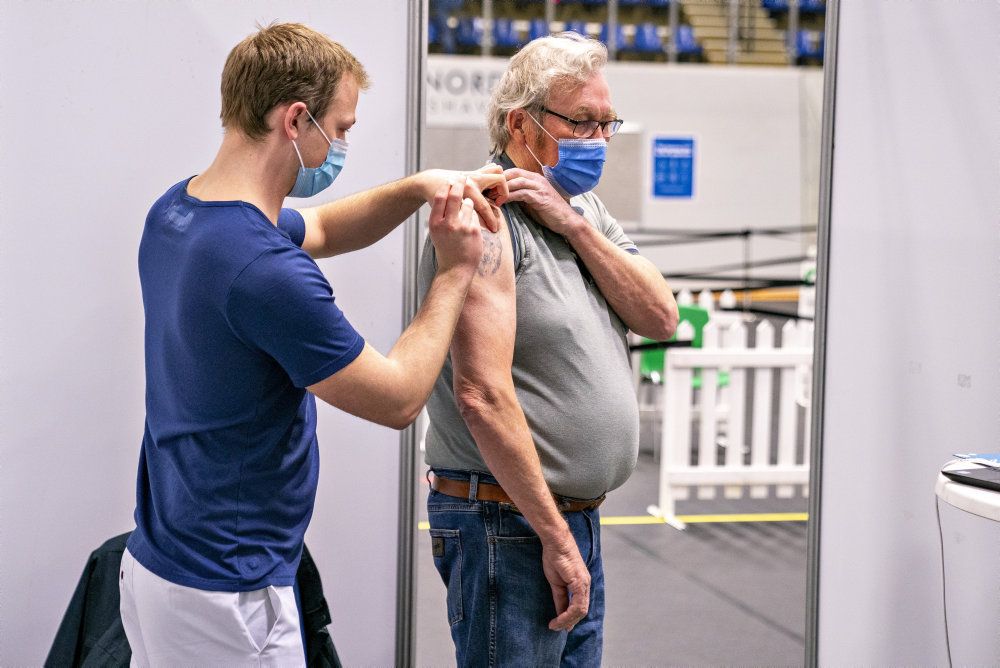 Lidt flere end 622.000 personer har fået første stik med en vacciner og afventer andet stik, viser en opgørelse fra Statens Serum Institut (SSI). (Arkivfoto)