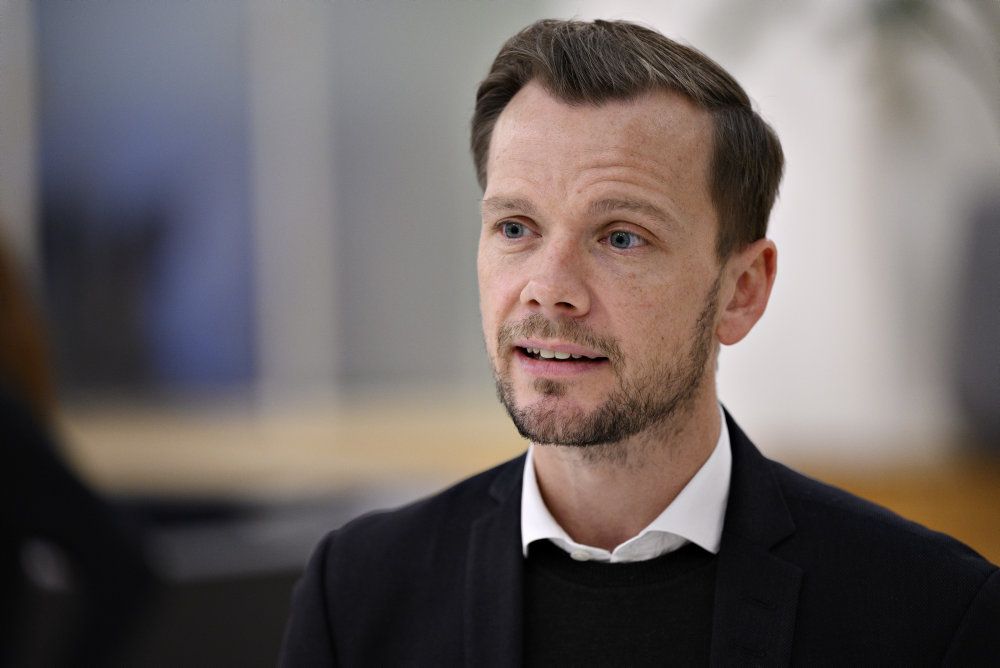 Beskæftigelsesminister Peter Hummelgaard (S), mener at det en forlængelse af tre loves solnedgangsklausul, vil hjælpe med at holde smitten nede.
Lovene omhandler test på arbejdspladsen, test for arbejdstagere som rejser ind i landet og covid-19 sikre boliger. (Arkivfoto)