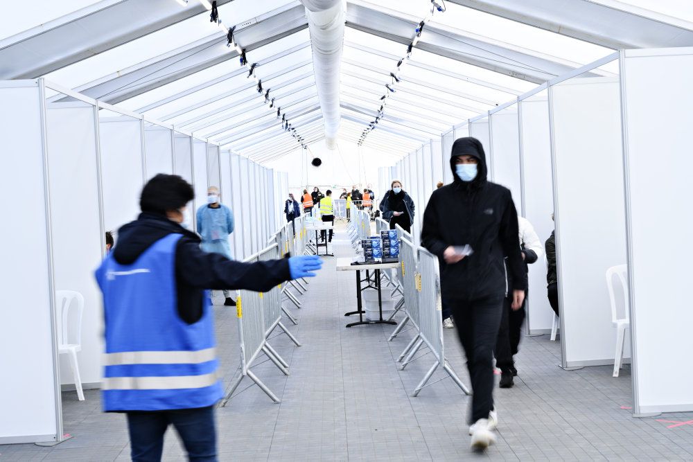 Et kontakttal på 1,1 svarer til, at 10 smittede i gennemsnit smitter 11 andre. Det betyder altså, at epidemien vokser. Tallet siger til gengæld ingenting om, hvor mange smittetilfælde der er i samfundet. (Arkivfoto)