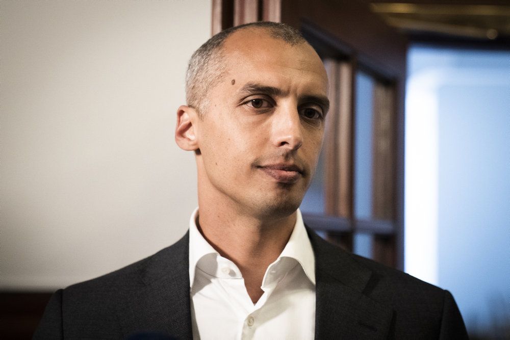 Mattias Tesfaye (S) er tirsdag eftermiddag kaldt i samråd for at forsvare regeringens plan om at fratage opholdstilladelsen fra syriske flygtninge. (Arkivfoto)