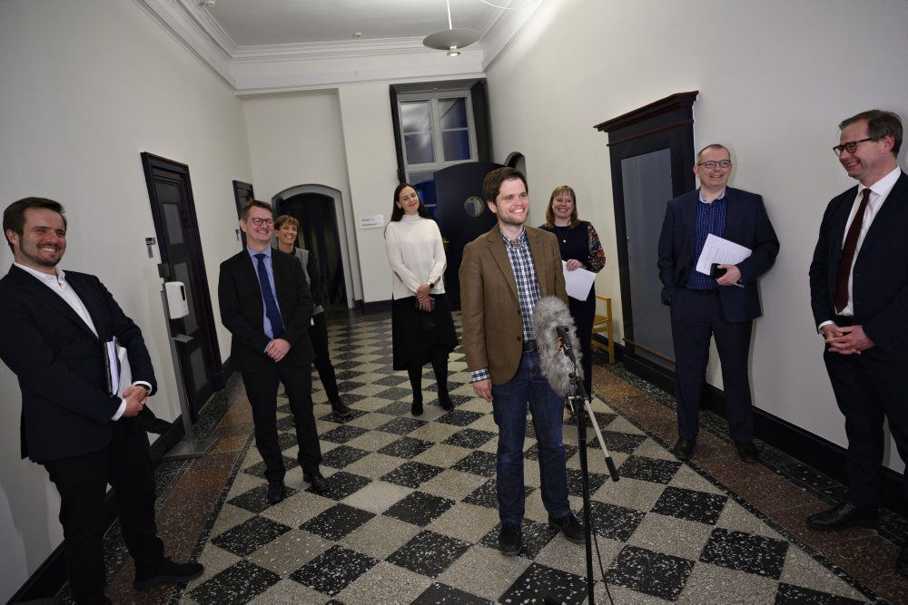 Finansministeren, erhvervsministeren, og kulturministeren samt aftalepartierne præsenterede natten til onsdag en aftale om en sommer- og erhvervspakke til særligt udsatte sektorer.