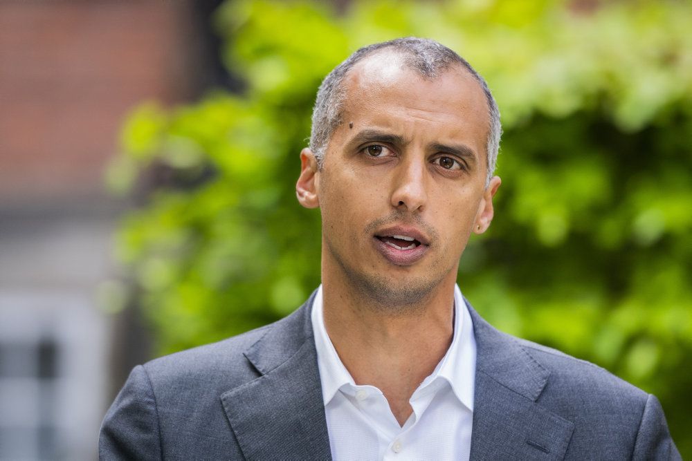 Udlændinge- og integrationsminister Mattias Tesfaye (S) præsenterede onsdag regeringens planer for et nyt udrejsecenter for udvisningsdømte kriminelle på Langeland. Det vil skabe utryghed i lokalområdet, erkender ministeren. Dansk Folkeparti ønsker at undersøge muligheden for at placere centret på Grønland langt væk fra andre borgere.