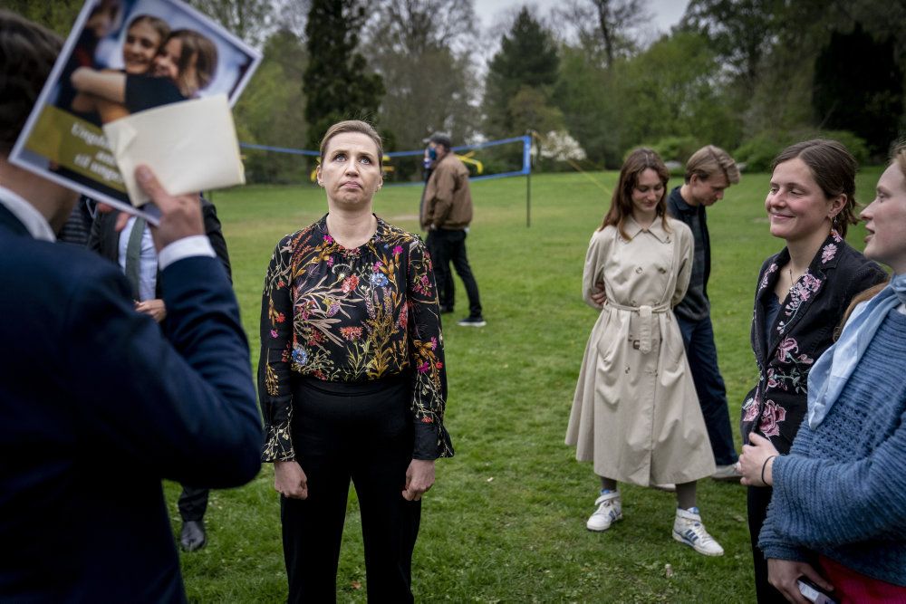 Statsminister Mette Frederiksen (S) siger onsdag aften til DR, at hun langt fra er tilfreds med, at Danmark nu tager mødre og børn hjem fra Syrien.