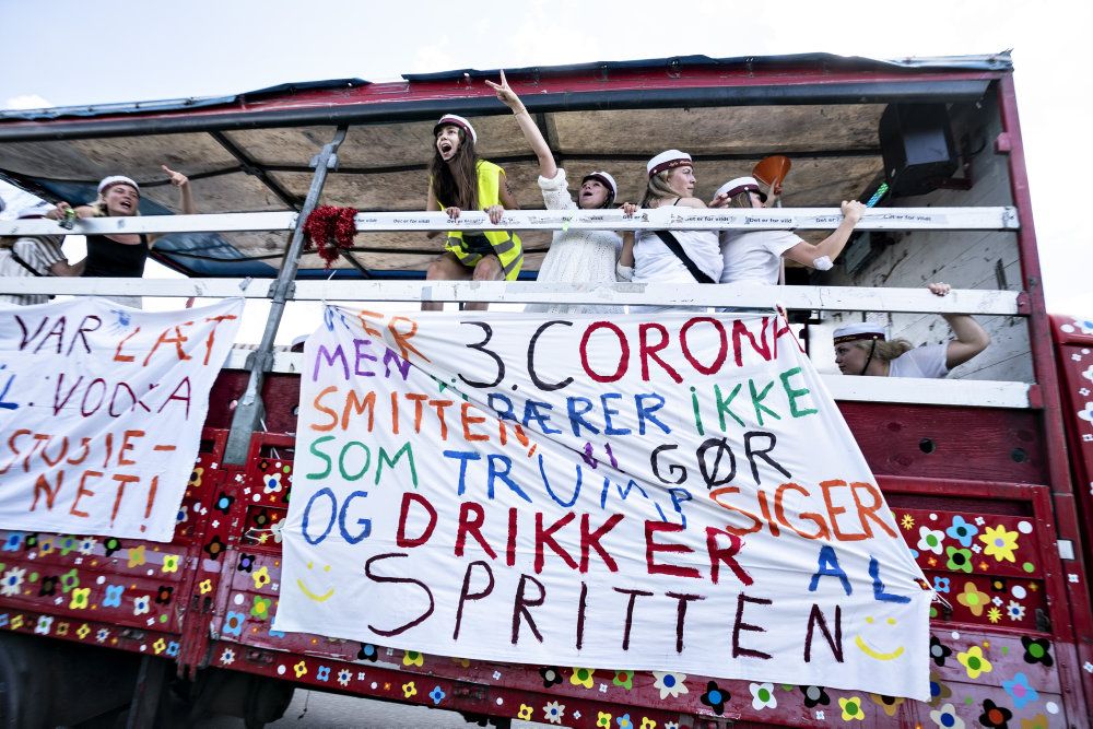 Det er som regel hen mod slutningen af juni, at årets studenter kan ses på hestevogne og lastbiler, mens de fejrer deres eksamensbeviser. Også i år bliver det muligt, selv om coronaepidemien fortsat er iblandt os. (Arkivfoto).