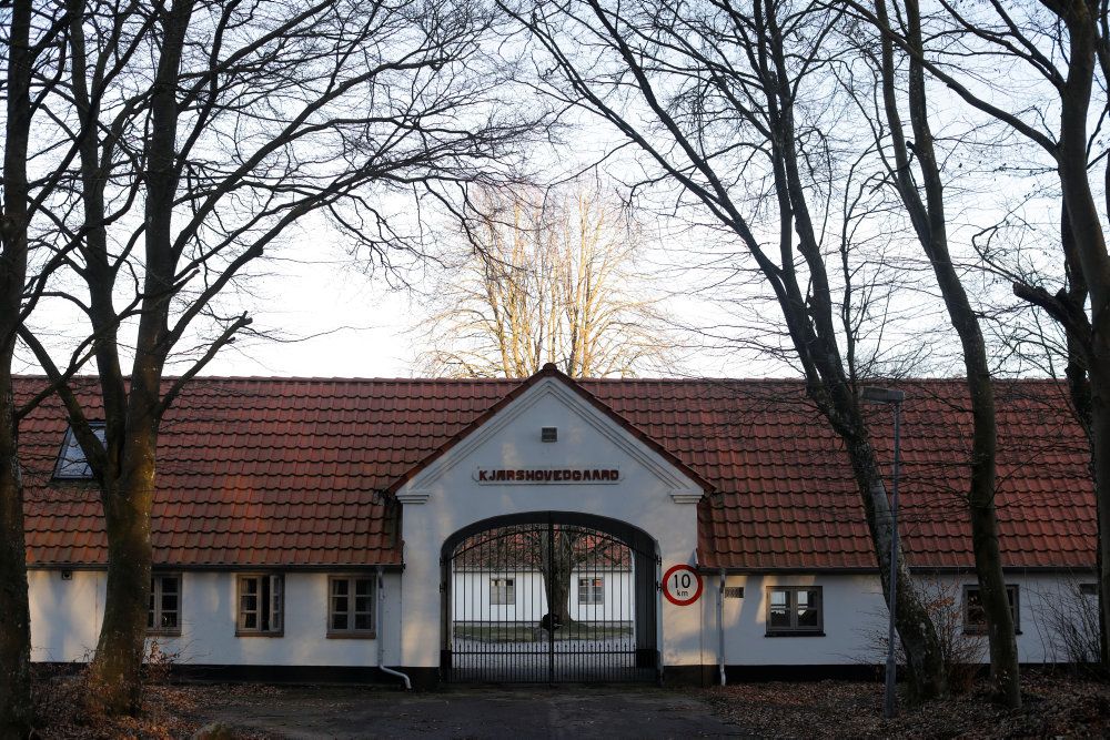 Udrejsecenteret Kærshovedgård blev oprettet i 2016 og har været en politisk varm kartoffel siden. Først ønskede VLAK-regeringen at rykke udrejsecenteret til øen Lindholm i Stege Bugt. I sidste uge meddelte regeringen, at man ønsker at lave et nyt udrejsecenter på Langeland. (Arkivfoto)
