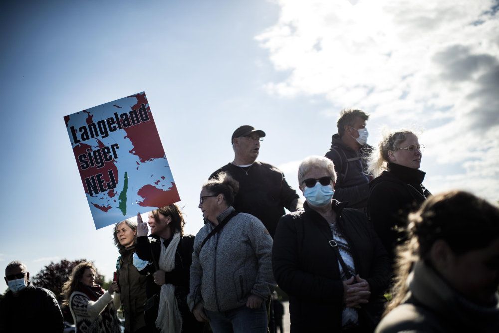 Mange langelændere var mødt frem for at markere deres modstand ved et borgermøde på Langeland i sidste uge. Nu drager flere hundrede til København for at demonstrere forud for politiske forhandlinger om planen om et udrejsecenter. (Arkivfoto).