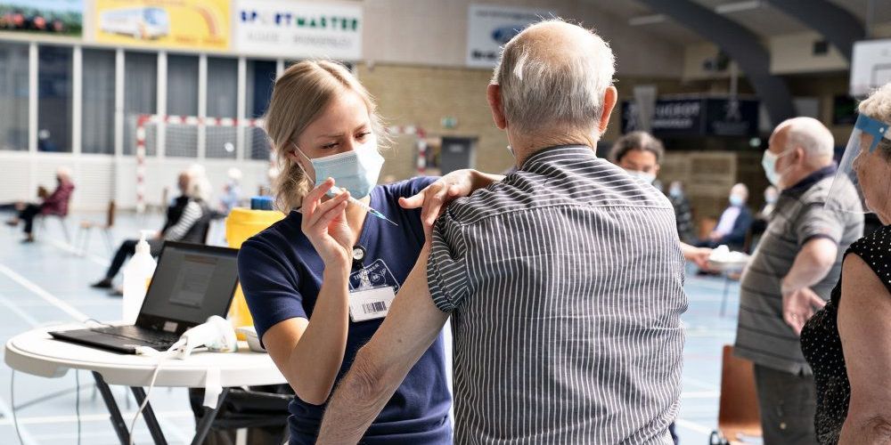 Det ser ud til, at der går endnu længere tid, inden danskerne er færdigvaccinerede. Vaccinationskalenderen rykkes to uger, så sidste stik ventes at være givet i september.