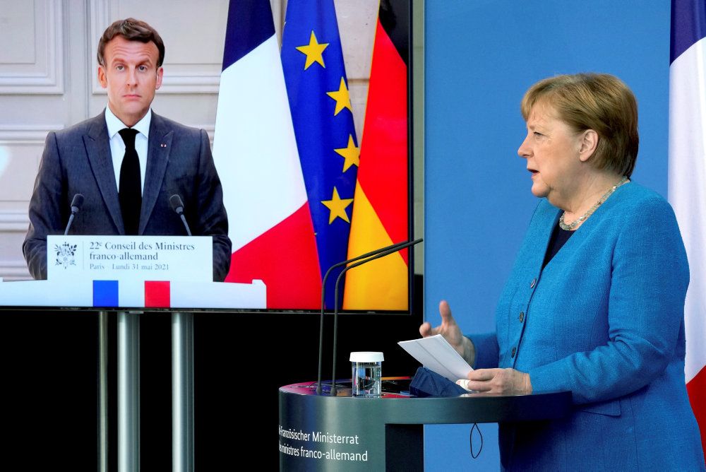 Både Emmanuel Macron fra Frankrig og Angela Merkel fra Tyskland vil have forklaring fra Danmark efter historier som spionage.