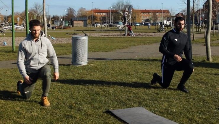 Kommune opfordrer borgerne til at træne og bevæge sig med lokale sportsstjerner og politikere. Her er det Fredrik Bjerrehus og Milad Rajabi, som træner på en video.