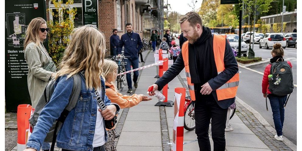 Sidste år fik skoleleder Lars Westh sat afmærkninger op ved Skolen ved Bülowsvej for at sikre, at forældrene holder afstand og derved kan overholde retningslinjerne fra myndighederne.