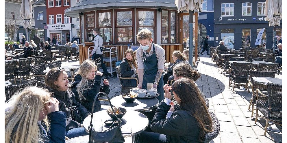 Horesta-direktør er overordnet tilfreds med genåbningsaftalen, der letter blandt andet restauranter og caféers virke.