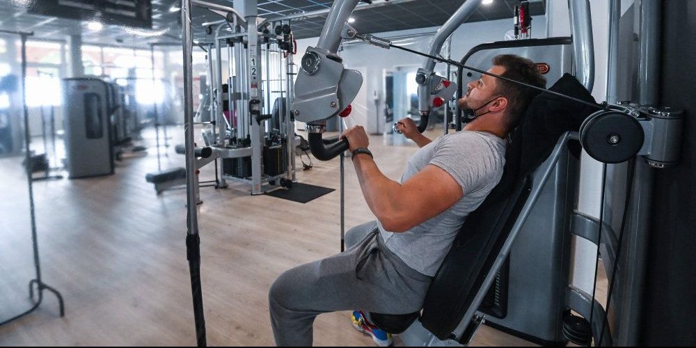 Torsdag er der igen mulighed for at løfte jern på landets fitnesscentre. Det sker mod fremvisning af coronapas.
