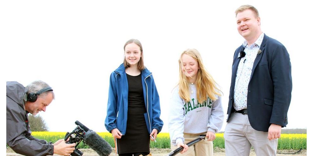 Ellen og Ellen fra 6. og 7. klasse på Sundskolen hjalp Simon Hansen, formand for Børn, Familie og Uddannelsesudvalget i Guldborgsund Kommune, med at tage første spadestik til den nye svanemærkede skole i Sundby.