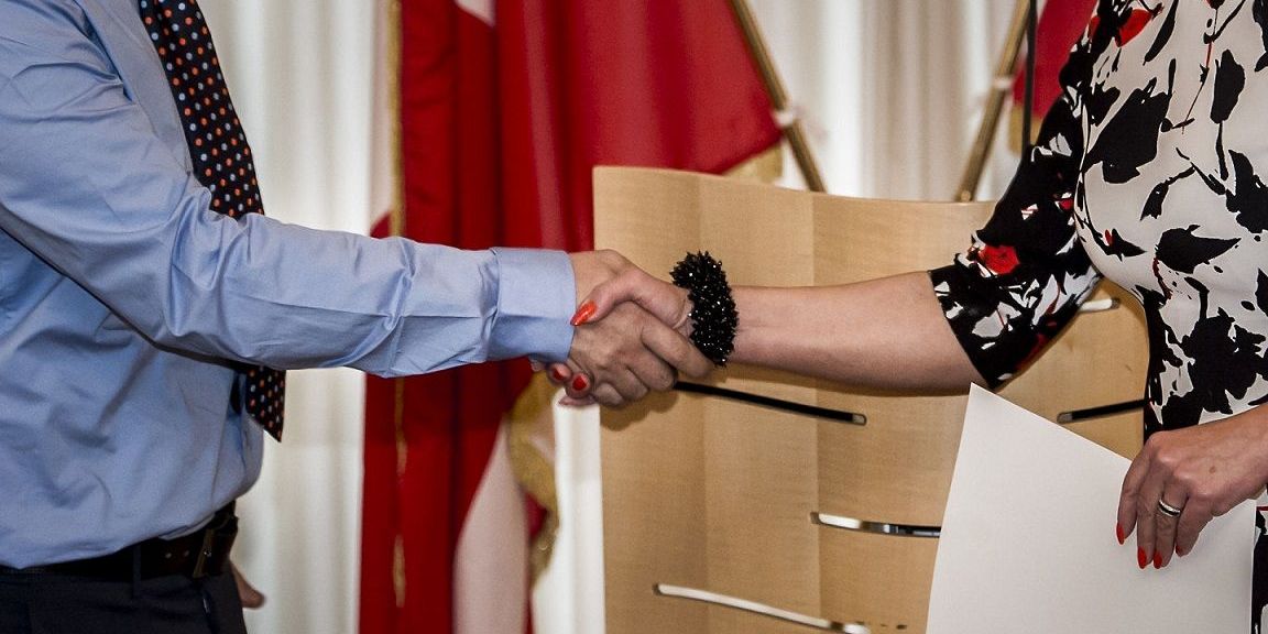 Det bliver snart et lovkrav, at borgmesteren giver hånd til en ny, dansk statsborger.