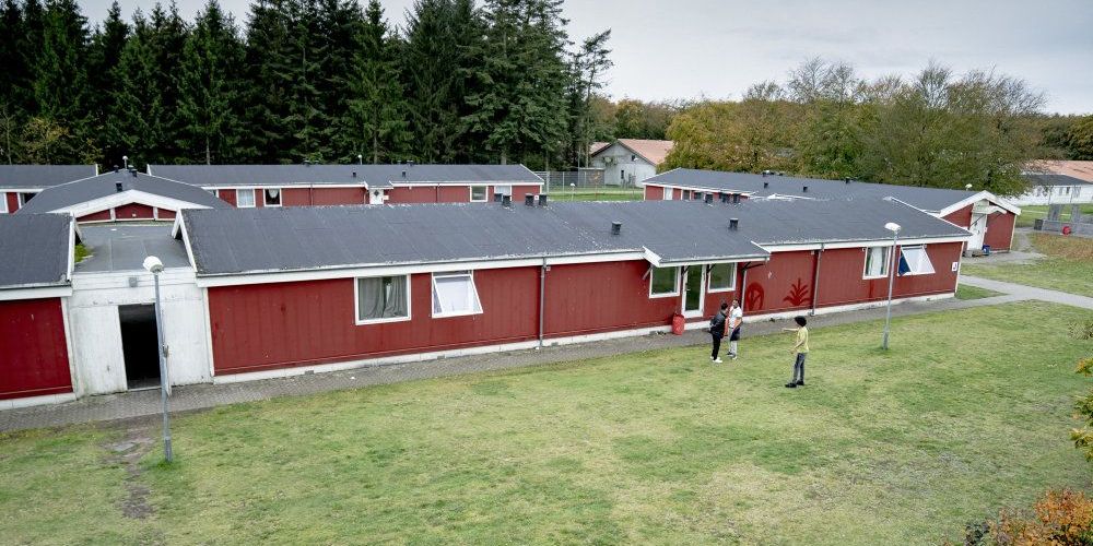 De 130 beboere, som skulle flytte ind på det nye udrejsecenter for kriminelle udlændinge og personer på tålt ophold, må blive boende, hvor de bor nu: på Kærshovedgård i Midtjylland.