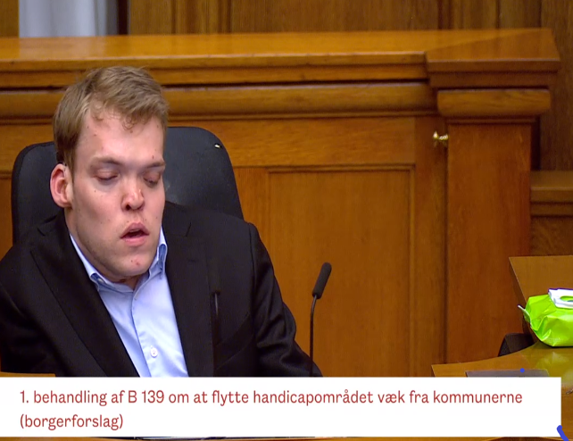 Kristian Hegaard (RV) kom med en meget kraftig opfordring til regeringen om at komme i arbejdstøjet nu på det specialiserede socialområde.