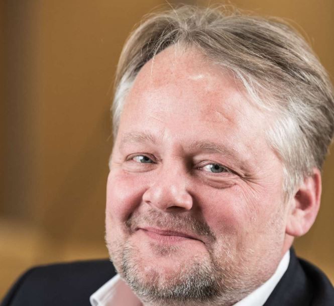 Kan byrådsmedlem Lars Ejby (S) sidde i økonomiudvalget, når hans hustru har et chefjob i kommunen? Det vil Ankestyrelsen nu se nærmere på.
