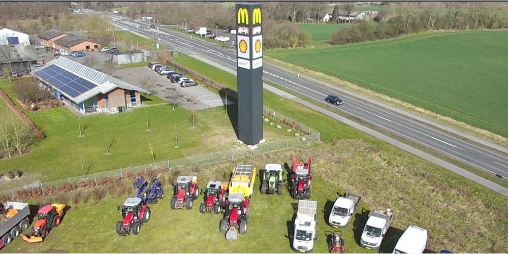 Ved motorvejsafkørsel har Vordingborg Kommune solgt erhvervsgrunde betinget af, at virksomhederne kan reklamere på denne reklamesøjle. Vejdirektoratet kræver nu søjlen fjernet.