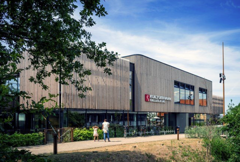 Kulturhavn Gilleleje Kulturhavn er netop den slags 
forsamlingshus, som ifølge Regerings udspil er med til at styrke bymidterne. Huset rummer bibliotek, biograf, udstillingsplads, lounge og spisehus
