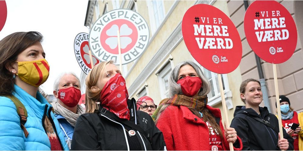 Demonstranter var mødt frem for at støtte sygeplejerskerne, inden forhandlingerne fredag startede med arbejdsgiverne i Forligsinstitutionen i København.