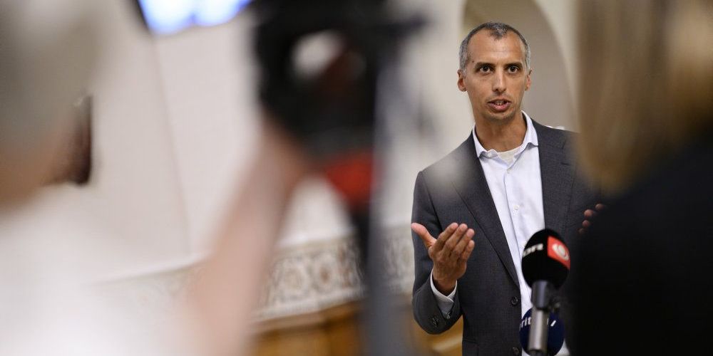 Udlændinge- og integrationsminister Mattias Tesfaye (S) måtte tirsdag aften stille sig op og forklare, hvorfor regeringens plan om at etablere et udrejsecenter på Langeland ikke bliver til noget. -
