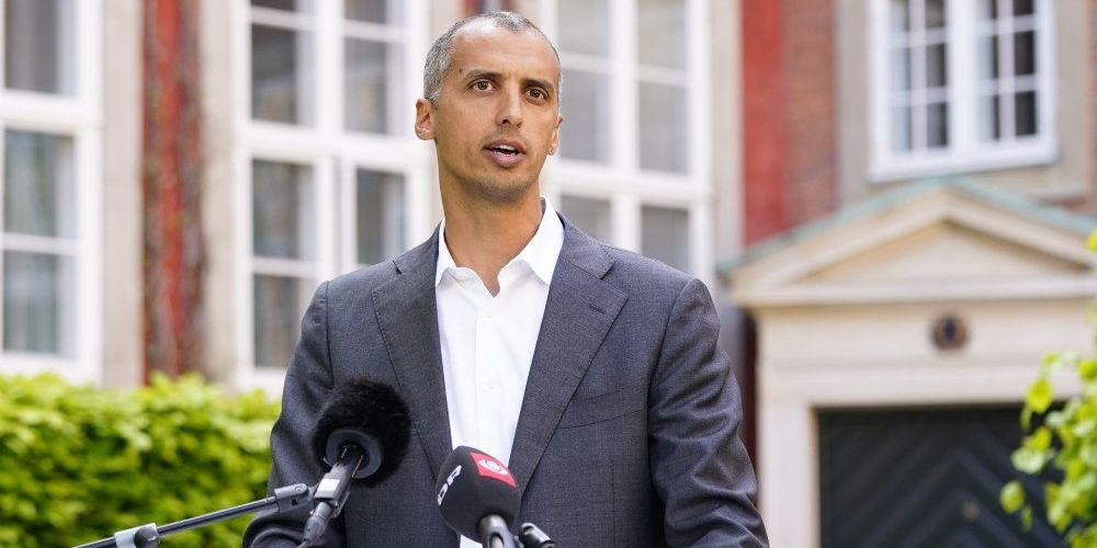 Udlændinge- og integrationsminister Mattias Tesfaye har onsdag på et pressemøde fortalt, at det nye udrejsecenter placeres på et tidligere asylcenter på Langeland. -