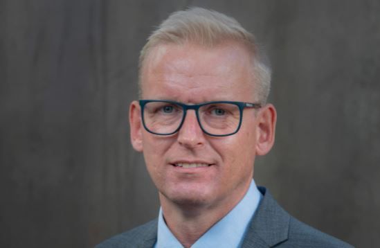 Det dur ikke, at hård tone i medierne ødelægger ansattes arbejdsglæde, mener borgmester i Fredericia Steen Wrist (S).