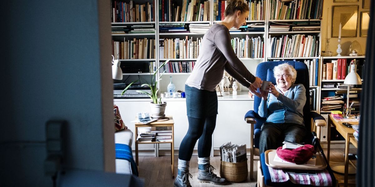 Der mangler uddannet personale i ældreplejen, men nu håber KL, at man med en ny aftale får flere ind i omsorgsarbejdet. (Modelfoto)