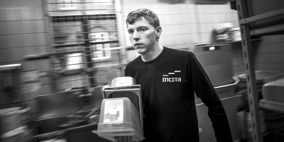 (Arkiv) Aftalen om at beskære indsatsen for unge under 30 skal beskæres med 330 millioner kroner møder kritik. Billedet er fra den socialøkonomiske virksomhed Incita, der bla. har unge fra København i aktivering.
