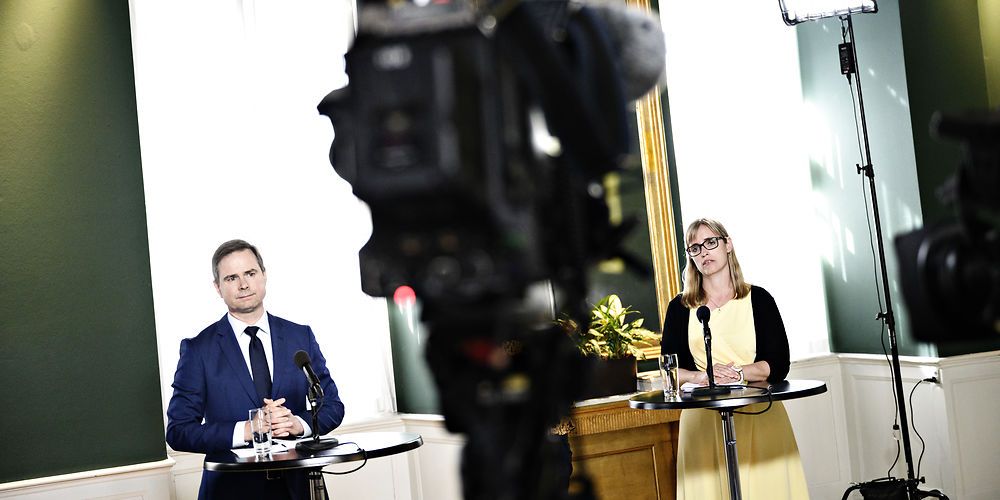 Der var for langt mellem regeringen og Danske Regioner, da de tirsdag gik hver til sit uden en økonomiaftale eller en aftale om et nyt møde i årets økonomiforhandlinger. Her ses finansminister Nicolai Wammen (S) og formanden for Danske Regioner Stephanie Lohse ved præsentationen af økonomiaftalen for 2021 sidste år.