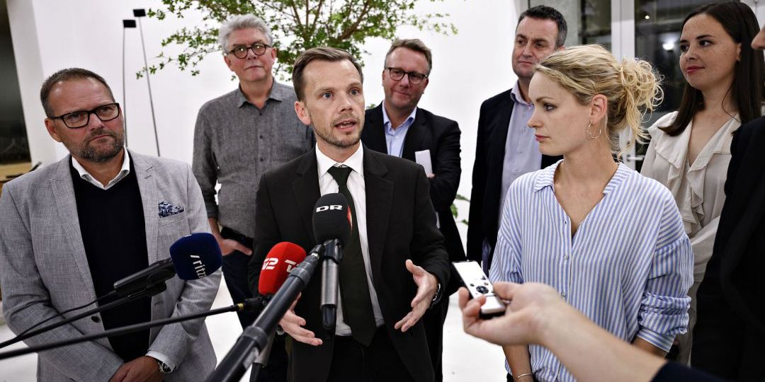 (Arkiv) Beskæftigelsesminister Peter Hummelgaard (S) præsenterede aftalen om tidlig pension en nat i oktober 2020. Her var partierne blevet enige om, at jobcentrene skal finansiere op mod en tredjedel af pensionen. Fra venstre er det - udover ministeren - René Christensen (DF), Karsten Hønge (SF), Skatteminister Morten Bødskov (S), Leif Lahn Jensen (S), Pernille Skipper (EL), Pia Olsen Dyhr (SF) og Victoria Velásquez (EL).