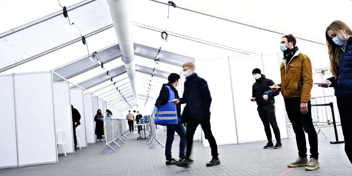 Efterspørgslen på at blive testet falder, og det rejser spørgsmålet, hvad skal vi så bruge alle de mange podere til? - Her et testcenter med kviktest drevet af Copenhagen Medical
