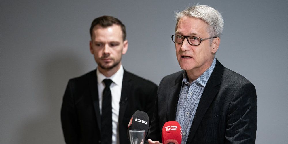 Beskæftigelsesminister Peter Hummelgaard præsenterer formanden for Ydelseskommissionen, Torben Tranæs, professor og forskningsdirektør i VIVE. (Arkivfoto)