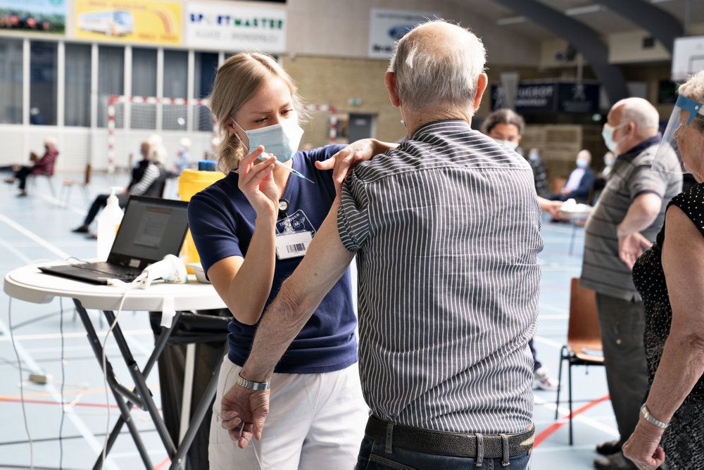 Oprindeligt var forventningen, at alle over 16 år i Danmark kunne være færdigvaccinerede 27. juni, men siden starten af året er datoen blevet skubbet mange gange. (Arkivfoto)
