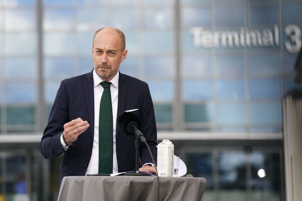 For femte uge i træk er kontakttallet på 1,1. Det vil sige, at 10 smittede i gennemsnit smitter 11 andre personer. 
Sundhedsminister Magnus Heunicke (S) mener, at der er god kontrol med epidemien. (Arkivfoto)