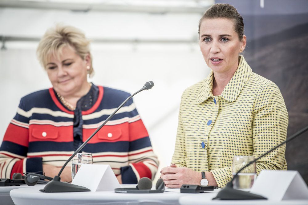 Norges statsminister, Erna Solberg (tv.), har understreget over for Danmarks statsminister, Mette Frederiksen (S, th.), at Norge ser med alvor på spionagesagen. (Arkivfoto).