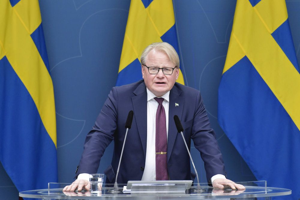 Den svenske forsvarsminister, Peter Hultqvist, er ikke tilfreds med de svar, han hidtil har fået vedrørende oplysninger om amerikansk overvågning via danske internetkabler. (Arkivfoto)