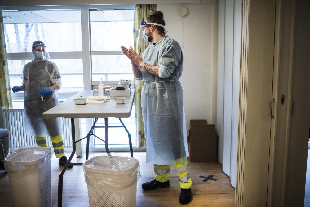Det går den rigtige vej med smittetallene, vurderer professor Hans Jørn Kolmos fra Syddansk Universitet.