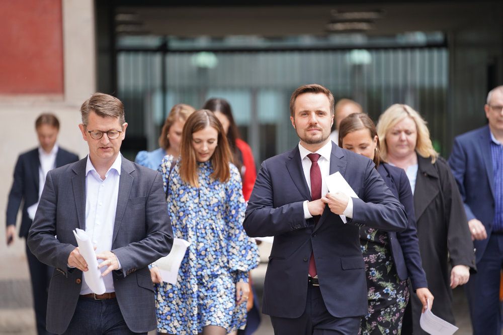 Anført af erhvervsminister Simon Kollerup (S) kunne regeringen og samtlige partier i Folketinget minus Nye Borgerlige og Liberal Alliance fredag præsentere en sommer- og erhvervspakke.