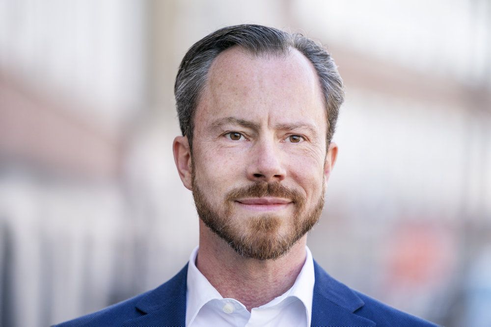 Reformernes tid er ikke forbi i Danmark. Sådan lyder det fra Venstres formand, Jakob Ellemann-Jensen. På grundlovsdag taler han for reformer, der skal få flere ud på arbejdsmarkedet for at sikre velstanden i Danmark. Ellemann kritiserer samtidig regeringen for at gøre coronakrisen til et "lavpunkt for folkestyret" med indskrænkning af frihedsrettigheder.