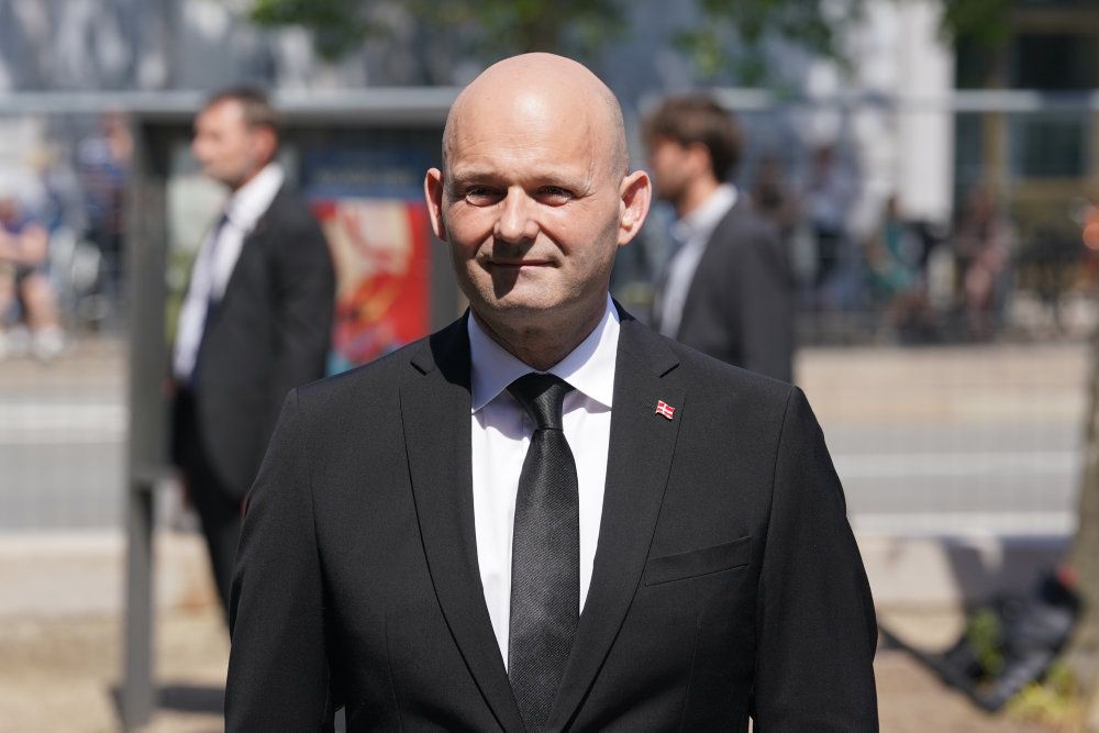 Tidligere statsminister Poul Schlüter har haft en uvurderlig betydning for De Konservative, siger nuværende formand Søren Pape Poulsen ved bisættelsen fra Holmens Kirke i København på grundlovsdag.