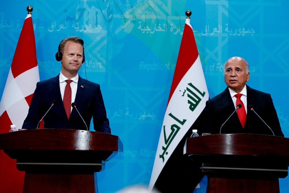Udenrigsminister Jeppe Kofod (S), der her står til venstre, har søndag afholdt et pressemøde i Irak. Pressemødet blev holdt med Iraks udenrigsminister, Fouad Hussein, der her står til højre.