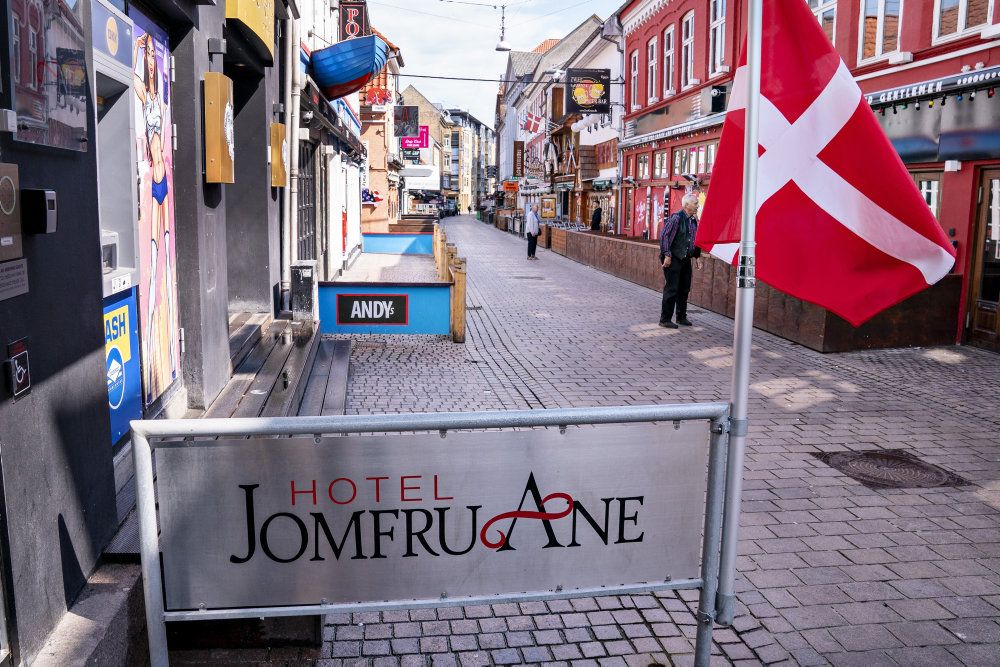 Fra fredag udvides åbningstiden på serveringssteder til midnat og til klokken 02.00 fra 15. juli. (Arkivfoto)