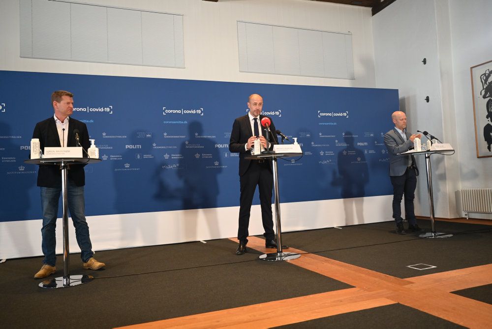 Sundhedsminister Magnus Heunicke (i midten) har torsdag sammen med sundhedsmyndigheder givet en status på coronasituationen i Danmark.